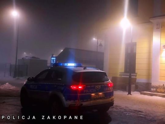 Na zdjęciu radiowóz Policji patrolujący rejon dworca w Zakopanem