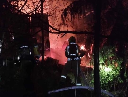 Na zdjęciu strażacy walczący z pożarem altanek w gminie Mogilany