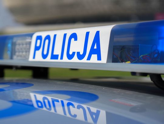 Policyjny radiowóz na sygnale.