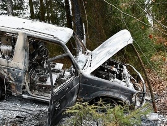 Na zdjęciu widzimy spalony samochód na terenie miejscowości Kacwin