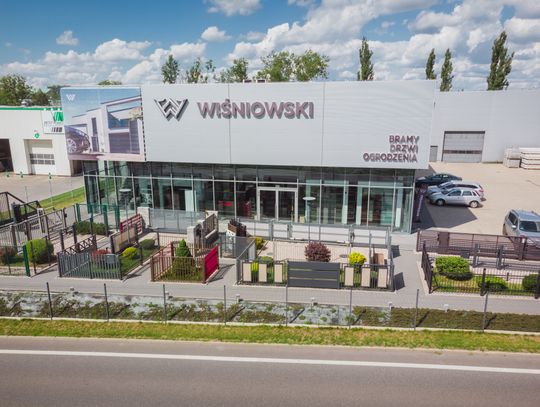 30 lat Grupy Podhale: bramy garażowe, okna i drzwi – jak uzyskać spójny design elewacji?