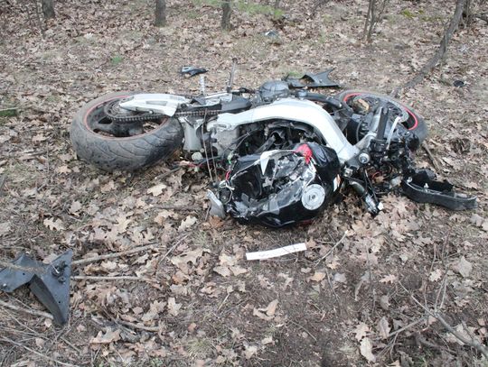 33-letni motocyklista ofiarą wypadku w Bolesławiu. Uderzył w drzewo