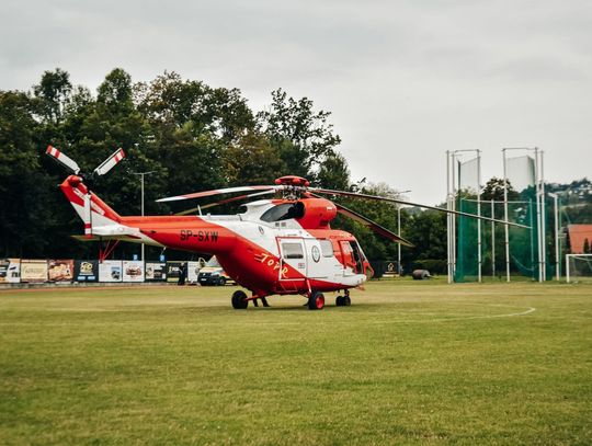 Mszana Dolna, wypadek Mszana Dolna, śmigłowiec TOPR, Lotnicze Pogotowie Ratunkowe, wypadek dworzec autobusowy, transport helikopterem, obrażenia głowy, akcja ratunkowa