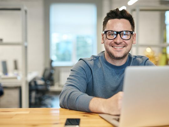 5 powodów, dla których warto zlecić Google Ads specjalistom, zamiast „uczyć się na błędach” Mężczyzna przy laptopie.