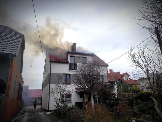 Akcja gaśnicza w Podłężu. Jeden ze strażaków lekko ranny (ZDJĘCIA)