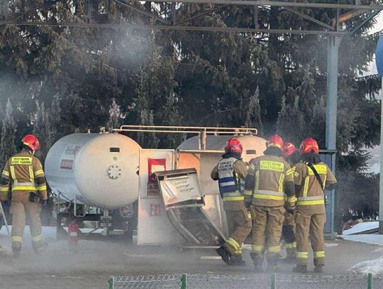 Tarnów, stacja paliw, wyciek gazu LPG, wyciek gazu pod Tarnowem, akcja służb pod Tarnowem, zastępy straży pożarnej