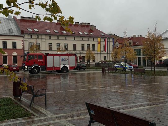 Alarmy bombowe w Olkuszu. Ewakuowano pracowników urzędu i prywatnych biur