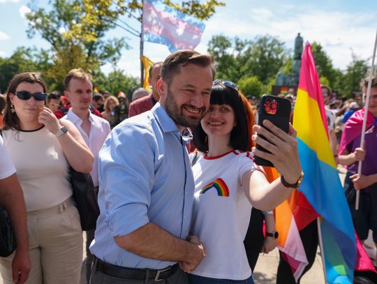 Na zdjęciu Aleksander Miszalski na Paradzie Równości w Krakowie