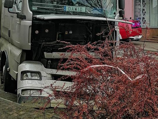 Andrychów. Ciężarówka zatrzymała się na betonowych schodach (GALERIA)