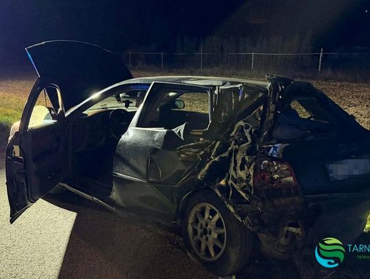 Audi uderzyło w słup w Grabnie. Gdy przyjechały służby, nikogo nie było
