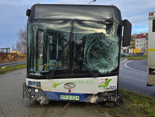 Autobus krakowskiego MPK wjechał w ogrodzenie. Szczęśliwy finał [ZDJĘCIA]