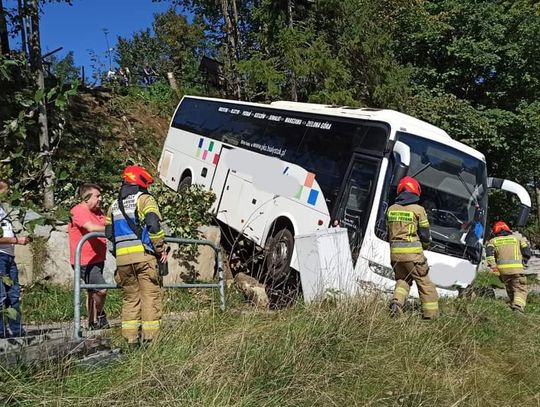 Autokar stoczył się ze skarpy w Zakopanem. Jedna osoba ranna