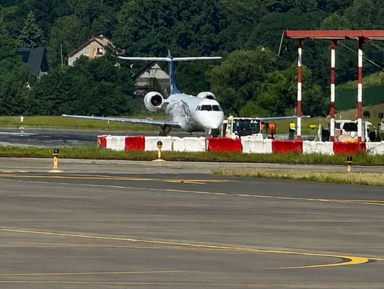 sSamolot Embraer wykonujący lot o numerze AGR 1071 po awarii zablokował pas startowy na lotnisku w Balicach