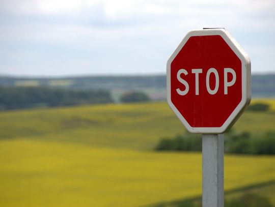 Na zdjęciu widzimy znak drogowy STOP