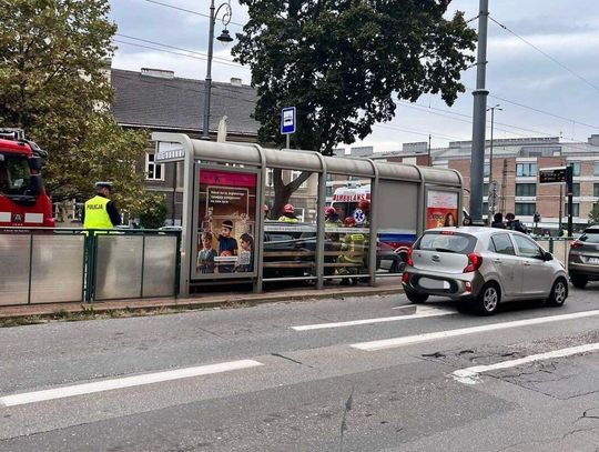 Blisko tragedii w Krakowie. Rozpędzony samochód wjechał w przystanek