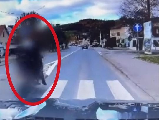 Blisko tragedii w Łącku. Z impetem wjechał motocyklem w pieszego [FILM]