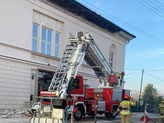 Na zdjęciu uszkodzony budynek dworu w Radziszowie i strażacy
