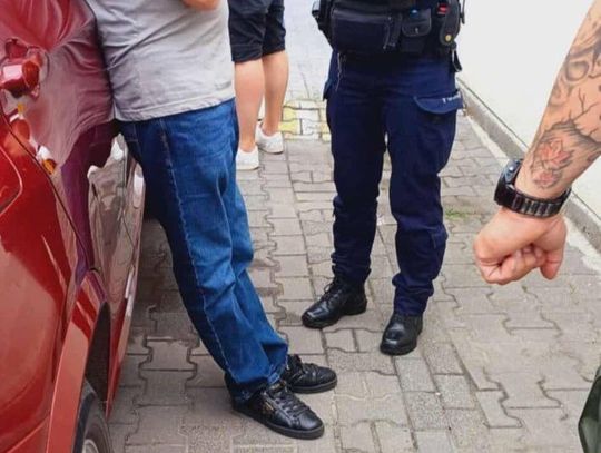 Zatrzymany przez policję podejrzany.