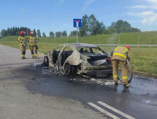 Groźnie wyglądający pożar samochodu osobowego wybuchł w środowe popołudnie w Klikuszowej na Podhalu