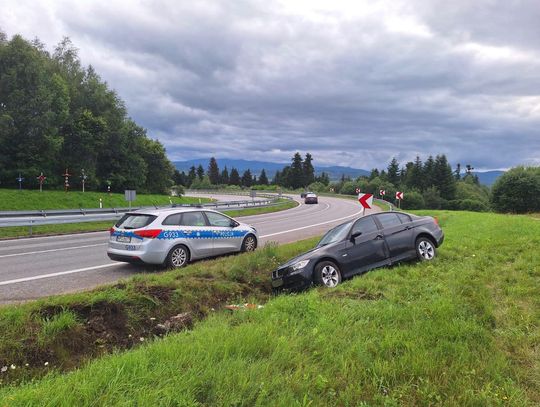 BMW wypadło z Zakopianki na patelniach w Chabówce. Auto zakończyło jazdę w rowie