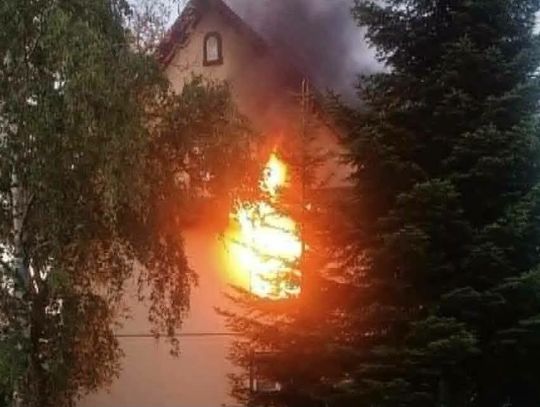 Bohaterska akcja policjantów w Polance. Z płonącego domu uratowali dwie osoby
