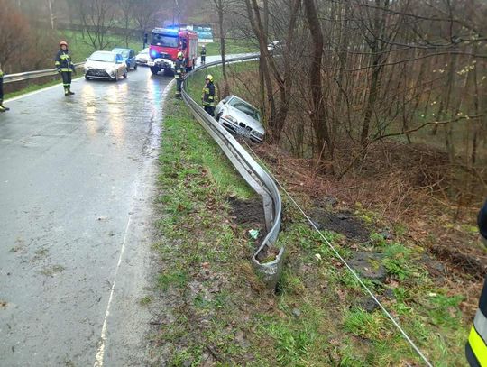 Na zdjęciu samochód marki BMW, który wypadł z drogi na terenie powiatu tarnowskiego