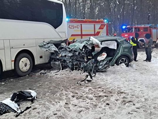 Brodła. Dwie osoby ranne w zderzeniu osobówek z autobusem (ZDJĘCIA)