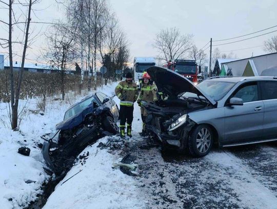 Na zdjęciu dwa rozbite pojazdy podczas wypadku w miejscowości Brzezie