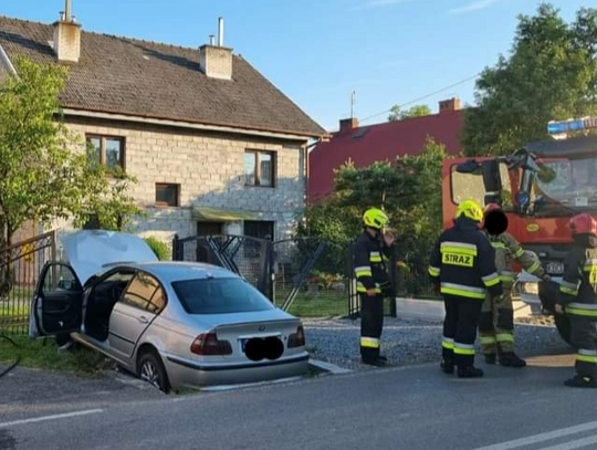 Brzeźnica. Pił alkohol w samochodzie i rozbił się na ogrodzeniu