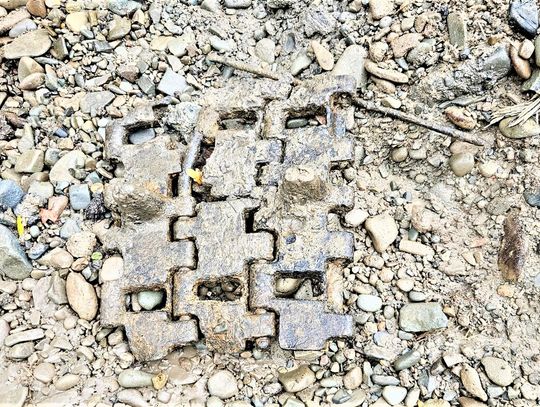 Budowa drogi powiatowej w Kętach wstrzymana. Znaleziono metalowy obiekt