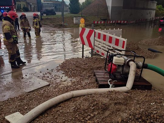 Nad Małopolską przechodzą gwałtowne burze, którym towarzyszą intensywne opady deszczu, silny wiatr oraz lokalne opady gradu. Instytut Meteorologii i Gospodarki Wodnej wydał ostrzeżenia dla wszystkich powiatów województwa, a mieszkańcy otrzymują również Alert RCB