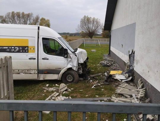 Bus uderzył w ścianę remizy OSP Zabrnie. Kierowca trafił do szpitala
