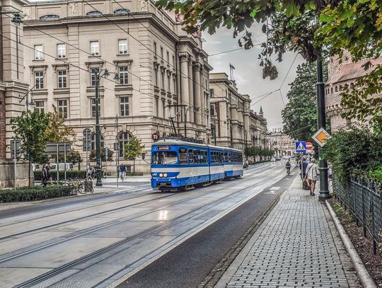 Na zdjęciu jedna z krakowskich ulic oraz pędzący torami tramwaj MPK Kraków