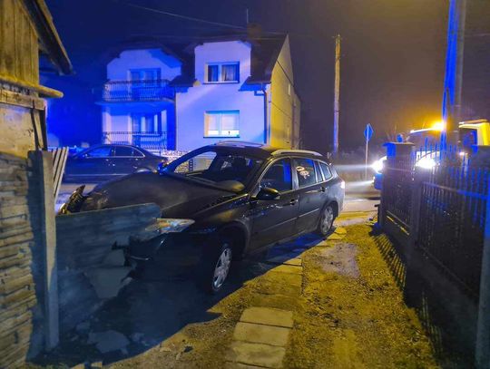 Na zdjęciu Renault Laguna, który zatrzymał się na płocie