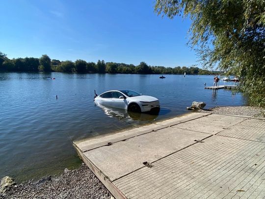 Chciał wyciągnąć łódź, utopił samochód elektryczny. Nietypowa akcja krakowskich strażaków