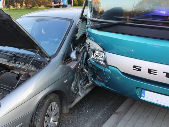 Zderzenie autokaru z samochodem osobowym.
