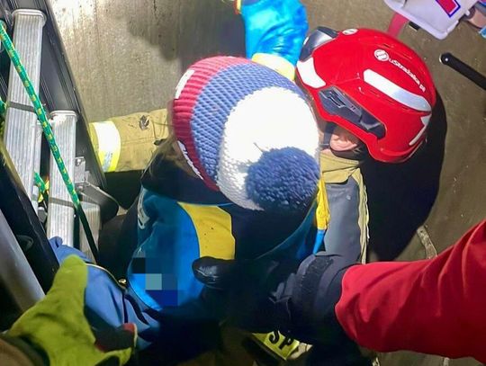 Myślenice, dziecko wpadło do studni, akcja ratunkowa, straż pożarna, strażacy, wyciąganie dziecka ze studni