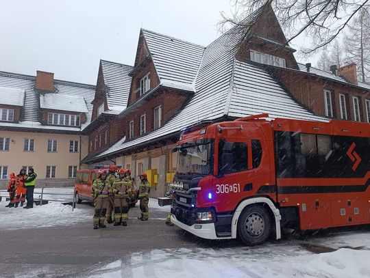 Na zdjęciu strażacy biorący udział w akcji ratunkowej na terenie Szkoły Podstawowej numer 3 w Zakopanem