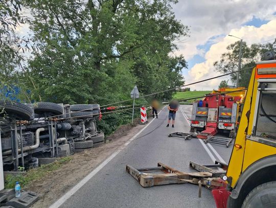 wypadek Witanowice, wypadek Tomice, ciężarówka Witanowice, wypadek na drodze powiatowej, ulica Krakowska, Witanowice wypadek, utrudnienia w ruchu, wypadek Małopolska, ciężarówka z betonem, policja, straż pożarna, JRG Wadowice, OSP Witanowice, wypadek drogowy, gruszka z betonem