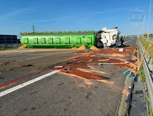 Autostrada a4, blokada autostrady a4 Gliwice, ciężarówka przewróciła się na autostradzie a4, rozsypane zboże, akcja ratunkowa służb