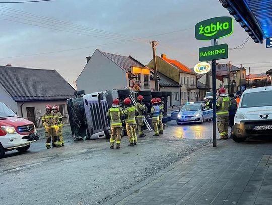 Ciężarówka przewróciła się w Koszycach, tworząc ogromne utrudnienia [FOTO]