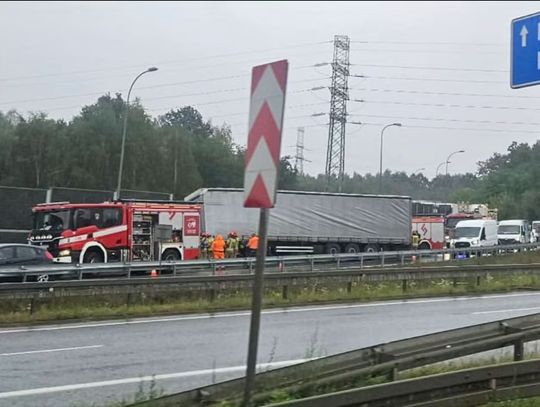 Ciężarówka uderzyła w ekrany akustyczne na A4 w Krakowie. Utrudnienia w stronę Nowej Huty