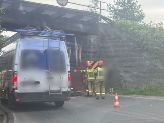 Ciężarówka uszkodziła wiadukt w Kleczy Dolnej