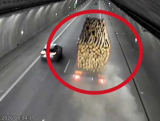 Zakopianka, tunel na Zakopiance, pęknięta opona w ciężarówce, ograniczenia w tunelu na Zakopiance, Podhale, powiat myślenicki