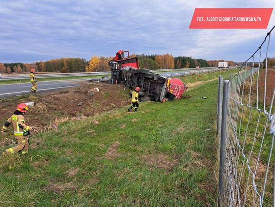 Cysterna przewróciła się na A4 pod Tarnowem. Duże utrudnienia w ruchu [ZDJĘCIA]