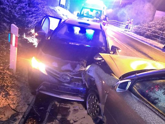 Brzozówka, powiat krakowski, Kraków, Wolbrom, powiat olkuski, czołowe zderzenie, dwie osoby ranne