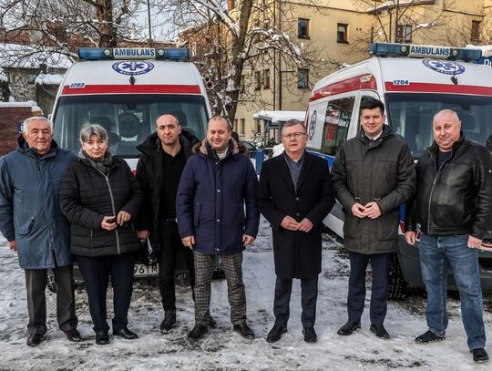 Cztery karetki z pełnym wyposażeniem trafiły na Ukrainę (ZDJĘCIA)