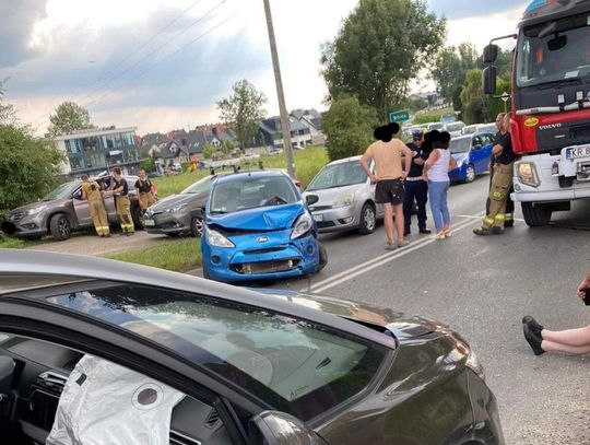 Na zdjęciu miejsce karambolu czterech samochodów w Bibicach