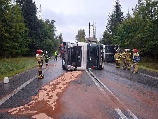 Czwartkowy paraliż Chyżnianki. Ciężarówka przewróciła się na bok, jedna osoba ranna [FOTO]