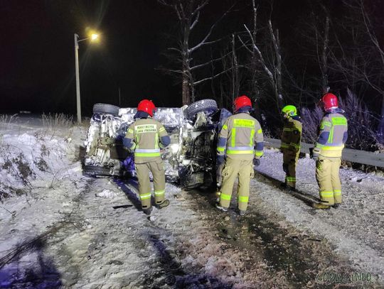 Na zdjęciu rozbity przez nastolatków pojazd na drodze w Chochołowie